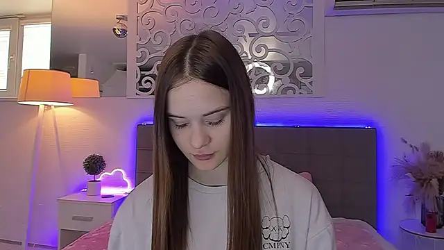 LuisaClover online show from April 22, 12:24 pm