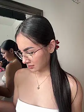 IslaCole online show from April 5, 6:40 pm