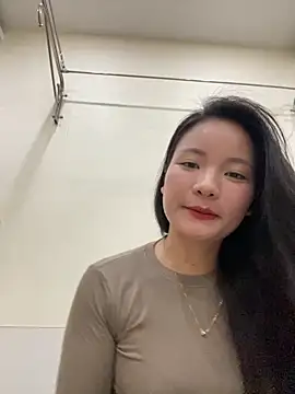 Bee Yellow00 online show from November 11, 4:30 am