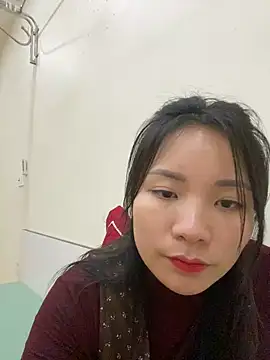 Bee Yellow00 online show from February 5, 5:10 am