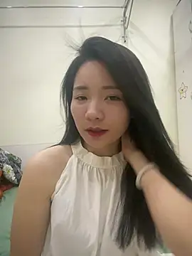 Bee Yellow00 online show from May 4, 4:38 am