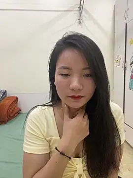 Bee Yellow00 online show from May 5, 4:59 am