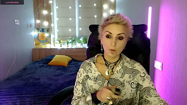 Sweet-n-Strong online show from December 4, 2:30 pm