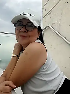 laliItaclark online show from April 29, 11:57 am