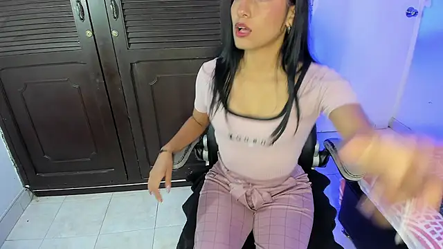 YeseniaRodriguez3 online show from July 4, 12:56 pm