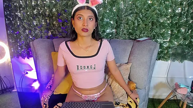 YeseniaRodriguez3 online show from June 15, 1:00 pm