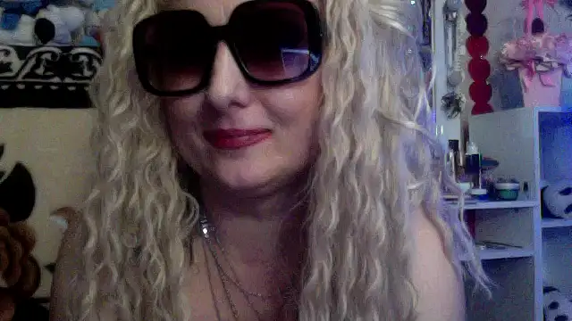 xHot Amazonq online show from December 2, 8:11 pm