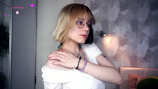 KellePourier online show from February 10, 6:11 pm