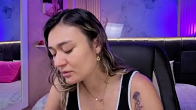 Im-Lola online show from December 13, 7:53 pm