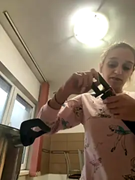 Snapshot of Celinepetit chatting on October 29, 3:14 pm Celinepetit online show from October 29, 3:14 pm