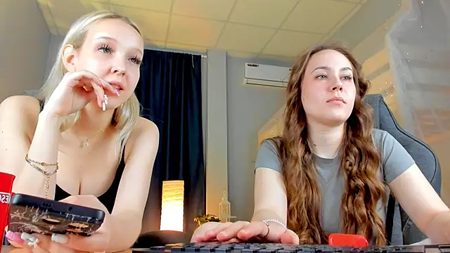 ElinVale online show from May 5, 2:42 pm