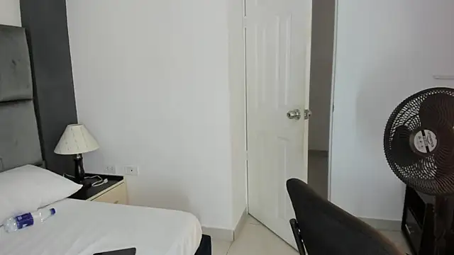 CatleyaSmith online show from December 14, 12:33 pm