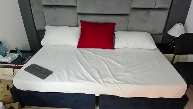 CatleyaSmith online show from December 20, 12:20 pm