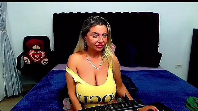 xplayfullblondexx online show from July 11, 5:40 am