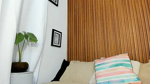 Mia girl123 online show from April 8, 3:52 am