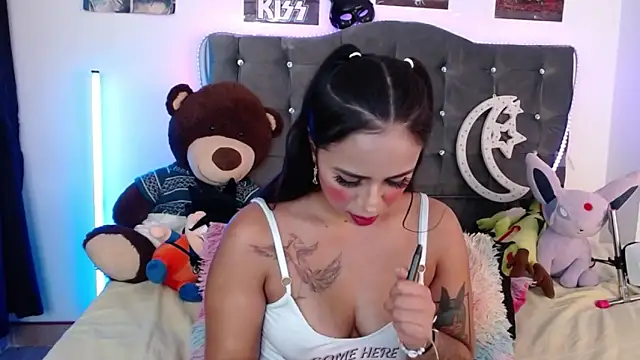 lunabritton1 online show from February 10, 3:53 am