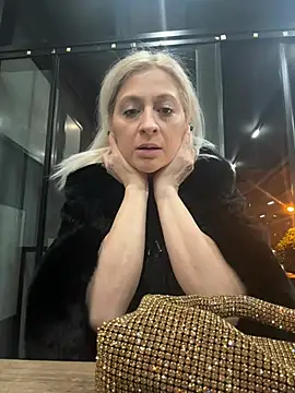 HOTLadyluna online show from March 8, 2:04 am