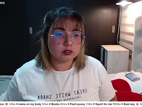 YiniBelle online show from March 12, 3:42 am