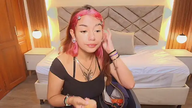 Laracooper  online show from February 7, 7:29 pm