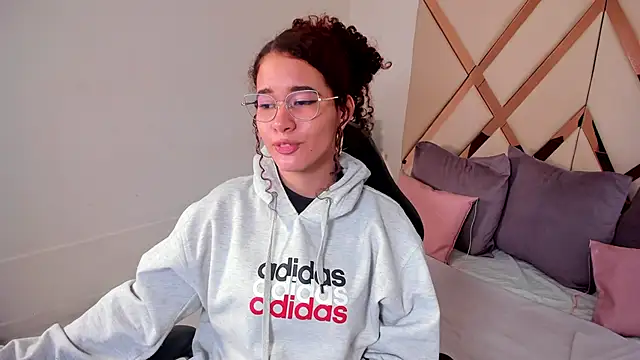 avrilwaynee online show from December 22, 11:46 am