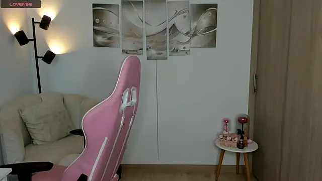 haileyflorez  online show from July 19, 3:03 pm