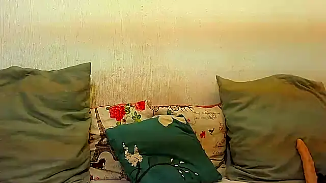 BrunetteNaomi8 online show from April 27, 8:17 pm