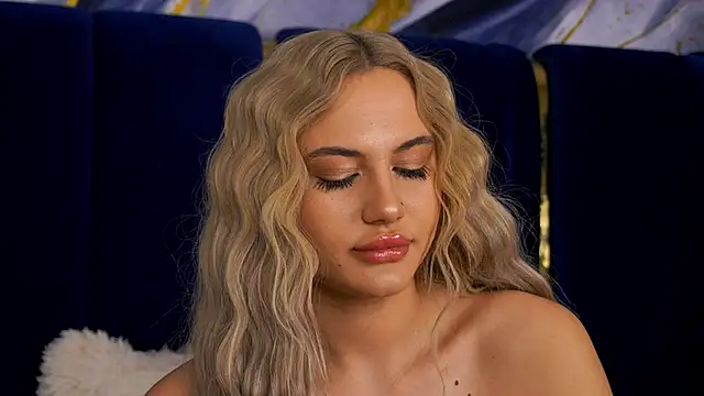 Chloe GraceeX online show from December 14, 10:15 pm