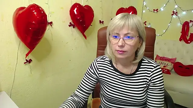 LaurenWishy online show from February 15, 12:15 pm