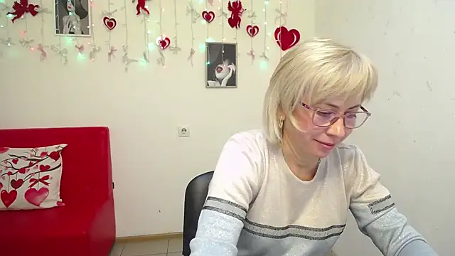 LaurenWishy online show from February 4, 7:28 pm