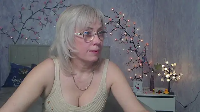 LaurenWishy online show from May 1, 11:57 am