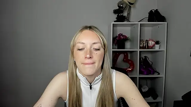EvelynBlond online show from July 13, 12:39 pm