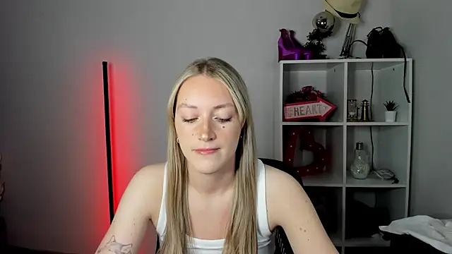 EvelynBlond online show from July 2, 12:33 pm