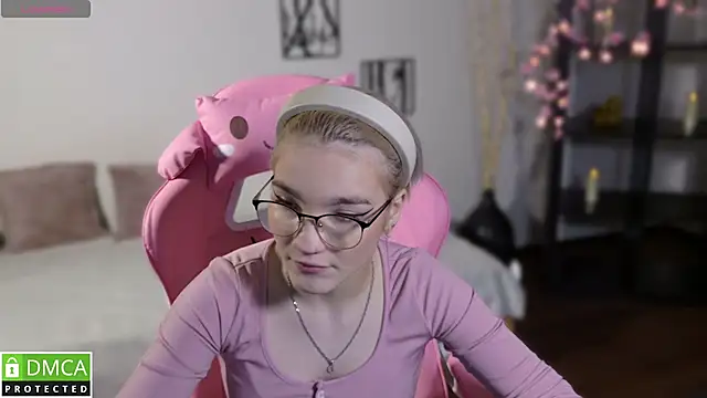 Megan Lora online show from November 25, 7:32 am