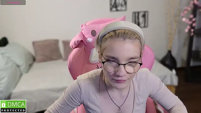 Megan Lora online show from November 26, 7:42 am