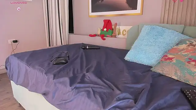 VegaLioren online show from November 27, 2:42 pm