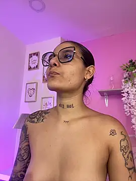 LauraRaider online show from June 26, 10:00 pm
