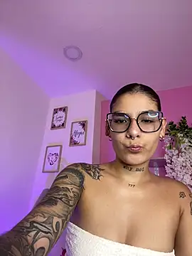 LauraRaider online show from July 11, 1:05 am