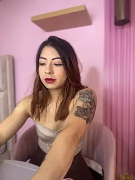 MaddieHunter online show from December 3, 1:24 pm