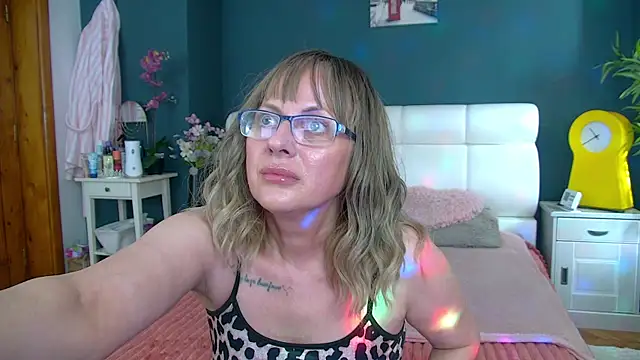 Cougar Milff online show from April 7, 2:30 pm