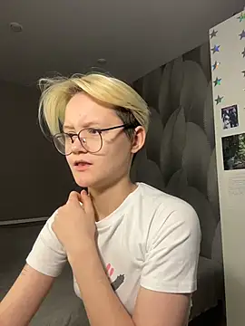 LunaDoreann online show from December 3, 1:46 pm