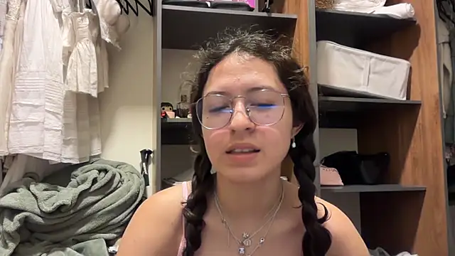 Alicatcua  online show from June 11, 2:11 am
