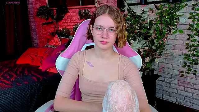 Mia Mooore online show from March 9, 1:25 pm