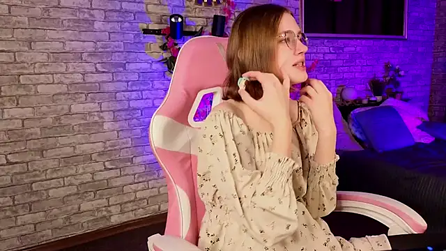 Mia Mooore online show from December 5, 1:56 pm