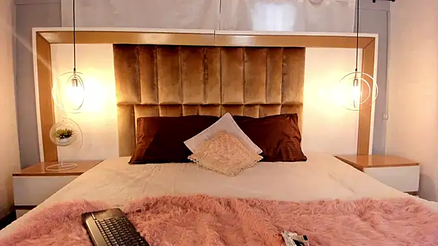 BrianaJhons19 online show from February 17, 9:58 pm