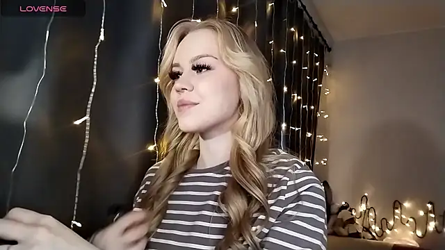 LunaPeony online show from December 16, 6:52 am