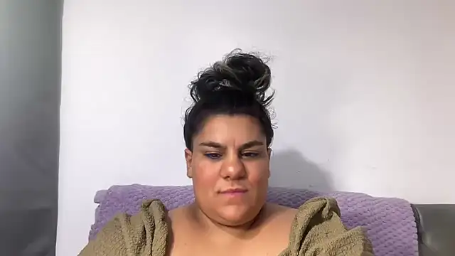 YoungCurvyLeah online show from August 1, 2:02 am