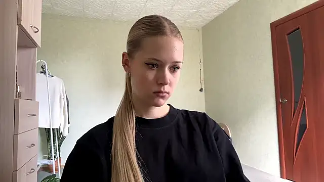 ZaidaSchwarten online show from April 24, 1:03 pm