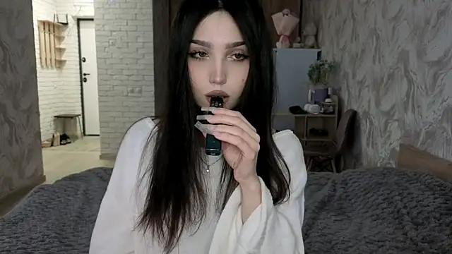 Qwami Amie online show from June 20, 9:35 am