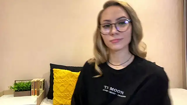 sun under skyy online show from December 18, 10:20 am