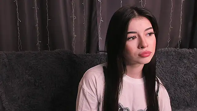 LisaColee online show from July 8, 2:30 pm